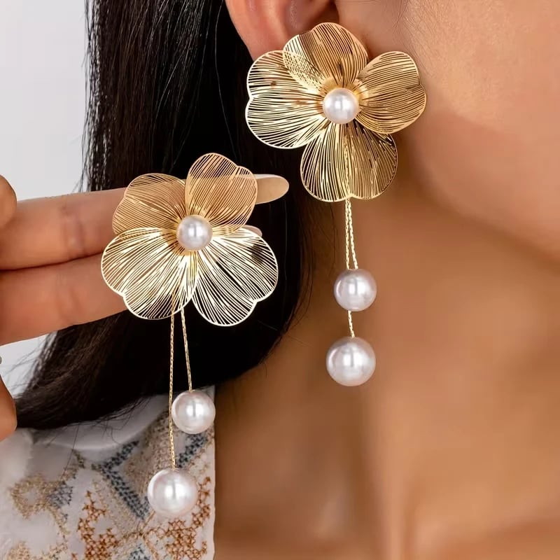legant Golden-Tone Floral Dangle Earrings with Imitation Pearl Accents - Chic Copper Filigree Design for Women, Perfect for Daily Wear or Special Occasions